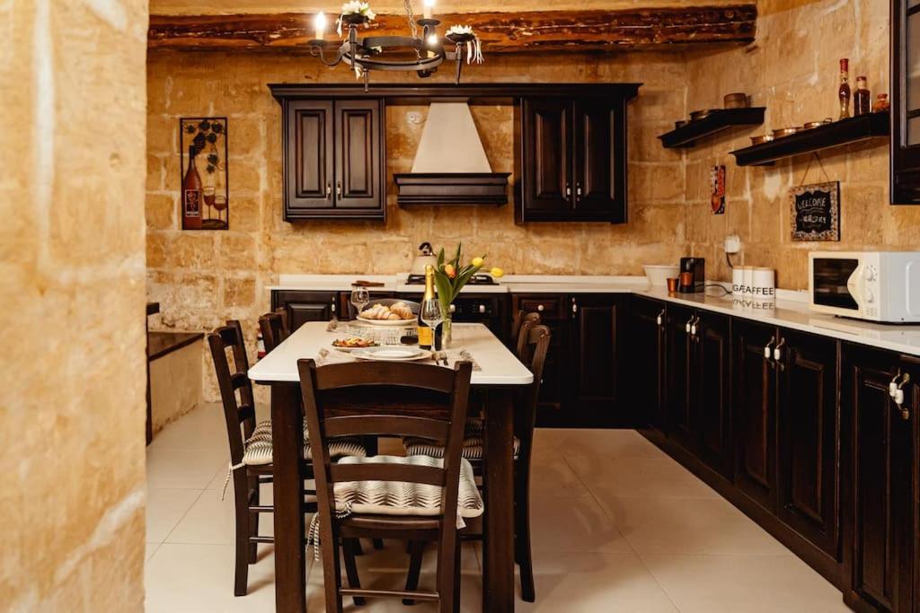 Enchanting 2Bdr Townhouse In Valletta Centre! Buitenkant foto