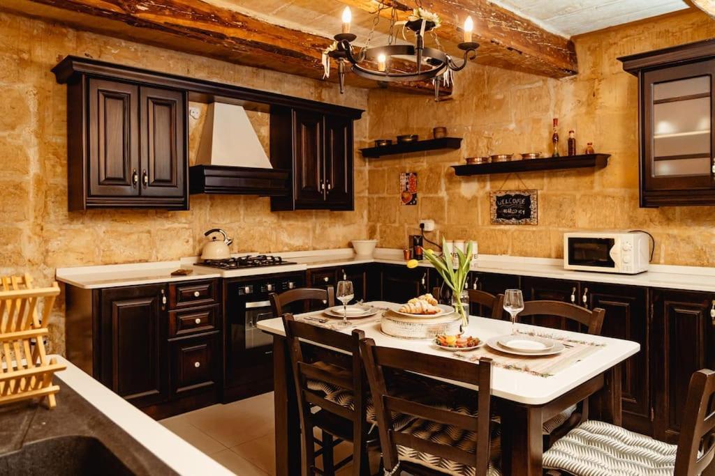 Enchanting 2Bdr Townhouse In Valletta Centre! Buitenkant foto