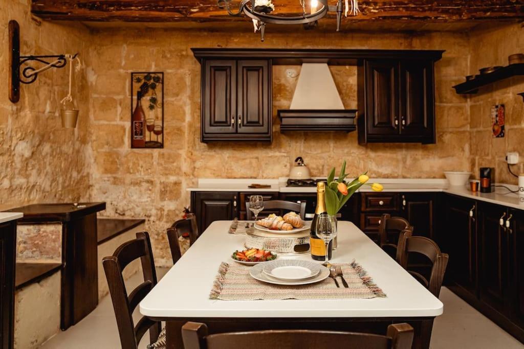 Enchanting 2Bdr Townhouse In Valletta Centre! Buitenkant foto